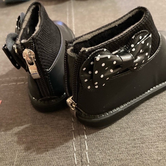 Cute girls booties, toddler size 7.5, black - Picture 2 of 3